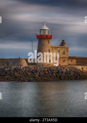 Howth Lighthouse, une vue sur le port avec une lumière douce et de beaux nuages Banque D'Images