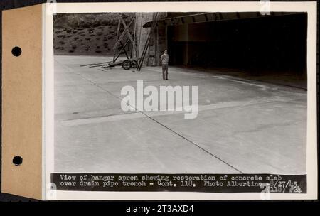 Contrat no 118, divers travaux de construction au barrage Winsor et à la digue de Quabbin, Belchertown, Ware, vue d'un tablier de hangar montrant la restauration d'une dalle de béton sur une tranchée de tuyau d'évacuation, Ware, Massachusetts, 27 août 1945 Banque D'Images