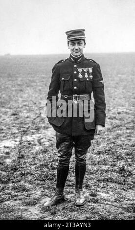 Photographie , Portrait en pied de l'aviateur Georges Guynemer (1894 - 1914) comme soldat pendant la première Guerre mondiale. Banque D'Images