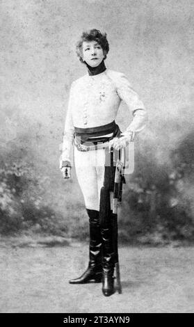 Photographie , Portrait en pied de l'actrice Sarah Bernhardt ( 1844 - 1923 ) dans le rôle de l'Aiglet vers 1900. Banque D'Images