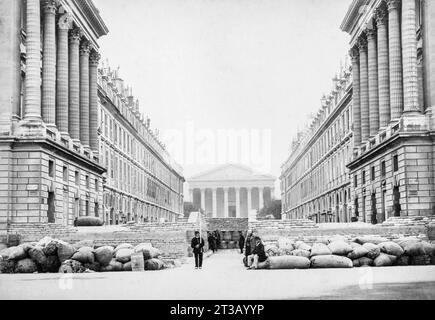 Une barricade sur la rue Royale à Paris en 1871 pendant la commune de paris devant l'église de la madeleine Banque D'Images