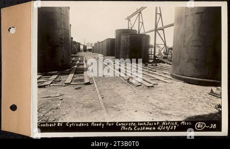 Contrat no 85, Fabrication et livraison de tubes cylindriques en acier en béton préfabriqué, Southborough, Framingham, Wayland, Natick, Weston, cylindres prêts pour béton, Natick, Massachusetts, 29 mai 1939 Banque D'Images