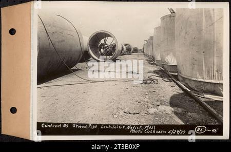 Contrat no 85, Fabrication et livraison de tubes cylindriques en acier en béton préfabriqué, Southborough, Framingham, Wayland, Natick, Weston, tuyau stocké, Natick, Massachusetts, mai 29, 1939 Banque D'Images