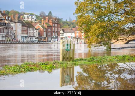 Bewdley, Royaume-Uni. 23 octobre 2023. Bewdley après Storm Babet. Le niveau des rivières demeure très élevé et les barrières contre les inondations sont toujours en place, car de vastes zones sont englouties par la rivière Severn gonflée. Crédit : Lee Hudson Banque D'Images