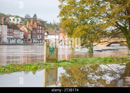 Bewdley, Royaume-Uni. 23 octobre 2023. Bewdley après Storm Babet. Le niveau des rivières demeure très élevé et les barrières contre les inondations sont toujours en place, car de vastes zones sont englouties par la rivière Severn gonflée. Crédit : Lee Hudson Banque D'Images