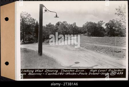 Contrat no 80, réservoir de distribution de haut niveau, Weston, vue vers l'ouest montrant Thornton Drive, réservoir de distribution de haut niveau, Weston (Massachusetts), le 23 juillet 1940 Banque D'Images