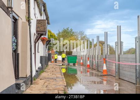 Bewdley, Royaume-Uni. 23 octobre 2023. Bewdley après Storm Babet. Le niveau des rivières demeure très élevé et les barrières contre les inondations sont toujours en place, car de vastes zones sont englouties par la rivière Severn gonflée. Crédit : Lee Hudson Banque D'Images