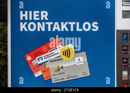 Düsseldorf 24.10.2023 Bargeldlos Kontaktlos zahlen Kreditkarte Debitkarte Girokarte kein Bargeld Stadtsparkasse Sparkasse Volksbank RFID Zigarettenautomat Düsseldorf Nordrhein-Westfalen Deutschland *** Düsseldorf 24 10 2023 Cash sans contact paiement carte de Düsseldorf crédit carte de débit Giro carte sans espèces Stadtsparkasse Sparkasse Volksbank Volksbank distributeur de crédit RFID Alamy Allemagne Alamy/Westphalie Banque D'Images