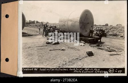 Contrat no 85, Fabrication et livraison de tubes cylindriques en acier en béton préfabriqué, Southborough, Framingham, Wayland, Natick, Weston, chargement de tuyaux sur remorques, Natick, Massachusetts, 29 mai 1939 Banque D'Images