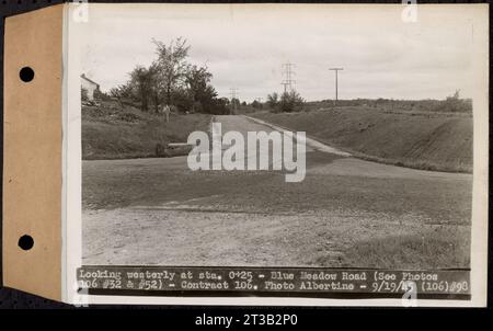 Contrat no 106, amélioration des routes d'accès, des barrages de régulation de la branche Moyen et Orient et de la zone du réservoir Quabbin, Hardwick, Petersham, New Salem, Belchertown, regardant vers l'ouest Sta. 0+25, Blue Meadow Road, Belchertown, Massachusetts, septembre 19, 1945 Banque D'Images