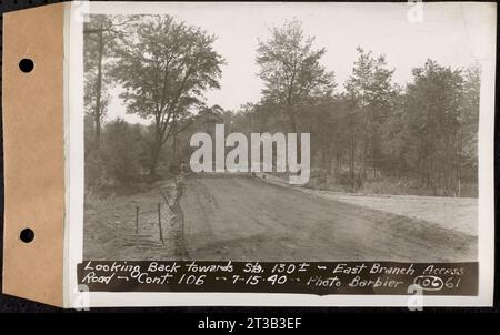 Contrat no 106, amélioration des routes d'accès, des barrages de régulation de la branche Moyen et Orient et de la zone du réservoir Quabbin, Hardwick, Petersham, New Salem, Belchertown, en regardant en arrière vers Sta. 130+, East Branch Access Road, Belchertown, Massachusetts, 15 juillet 1940 Banque D'Images