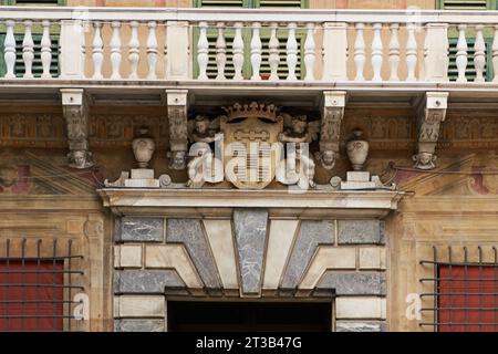 Armoiries avec des anges tenant un bouclier avec une couronne sur la façade d'un bâtiment de la via Garibaldi à Gênes. GENOVA - 1 MAI 2019 Banque D'Images