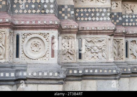 Belles colonnes anciennes de la cathédrale métropolitaine de Saint-Laurent (italien : Cattedrale di San Lorenzo). GENOVA - 1 MAI 2019 Banque D'Images