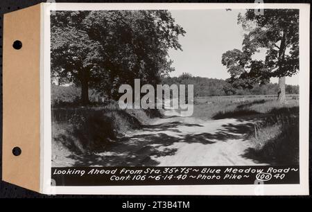 Contrat no 106, amélioration des routes d'accès, des barrages de régulation de la branche Moyen et Orient et de la zone du réservoir Quabbin, Hardwick, Petersham, New Salem, Belchertown, en regardant devant Sta. 35+75, Blue Meadow Road, Belchertown, Massachusetts, juin 14, 1940 Banque D'Images