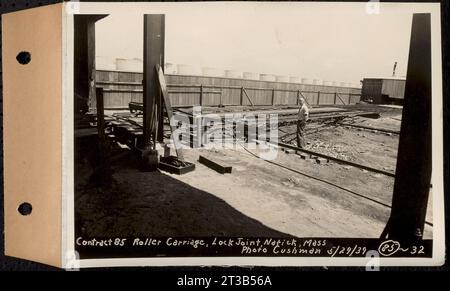 Contrat no 85, Fabrication et livraison de tubes cylindriques en acier en béton préfabriqué, Southborough, Framingham, Wayland, Natick, Weston, chariot à rouleaux, Natick, Massachusetts, mai 29, 1939 Banque D'Images