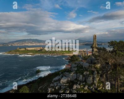 Vue sur le Parador de Baiona et le Virxe da Roca à Baiona. RIAS Baixas Banque D'Images