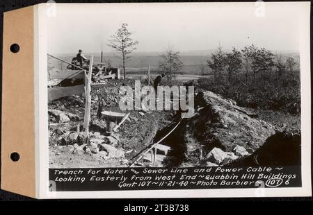 Contrat no 107, Quabbin Hill Recreation Buildings and Road, Ware, tranchée pour conduite d'eau et d'égout et câble électrique, vue vers l'est depuis l'extrémité ouest, Ware, Massachusetts, le 21 novembre 1940 Banque D'Images