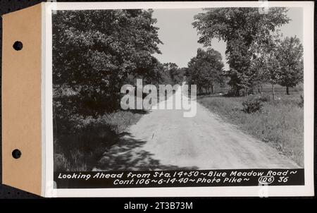 Contrat no 106, amélioration des routes d'accès, des barrages de régulation de la branche Moyen et Orient et de la zone du réservoir Quabbin, Hardwick, Petersham, New Salem, Belchertown, en regardant devant Sta. 14+50, Blue Meadow Road, Belchertown, Massachusetts, juin 14, 1940 Banque D'Images