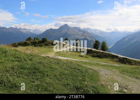 Sentier de randonnée circulaire idyllique dans les Alpes du Zillertal avec une magnifique vue panoramique Banque D'Images