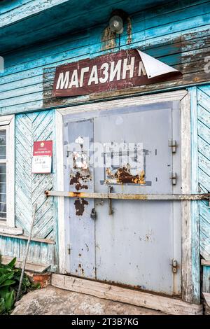 Novgorod, Russie - 5 septembre 2023 : portes fermées d'une ancienne boutique de village. Fermé ancien petit magasin en bois dans le village Banque D'Images