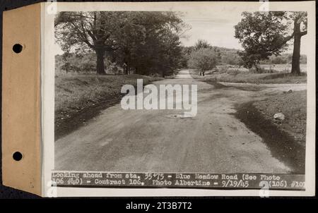 Contrat no 106, amélioration des routes d'accès, des barrages de régulation de la branche Moyen et Orient et de la zone du réservoir Quabbin, Hardwick, Petersham, New Salem, Belchertown, en regardant devant Sta. 35+75, Blue Meadow Road, Belchertown, Massachusetts, septembre 19, 1945 Banque D'Images