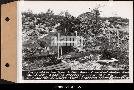 Contrat no 107, Quabbin Hill Recreation Buildings and Road, Ware, excavation d'une tranchée pour une conduite d'égout et des conduits souterrains, vue vers l'ouest à partir du trou d'homme 2, Ware, Massachusetts, 13 décembre 1940 Banque D'Images