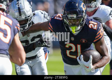 Chicago Bears Running Back D'Onta Foreman (21 ans) lance le ballon lors du match de saison régulière de la NFL entre les Raiders de Las Vegas et les Chicago Bears au Soldier Field à Chicago, il le 22 octobre 2023. Les Bears battent les Raiders 30-12. (Max Siker / image du sport) Banque D'Images