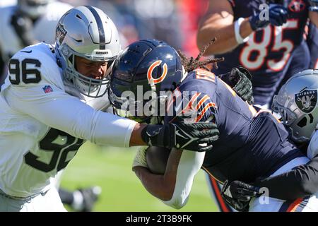 Chicago Bears Running Back D'Onta Foreman (21 ans) est attaqué par l'équipe défensive des Raiders de Las Vegas Isaac Rochell (96 ans) lors du match de saison régulière de la NFL entre les Raiders de Las Vegas et les Bears de Chicago au Soldier Field à Chicago, il le 22 octobre 2023. Les Bears battent les Raiders 30-12. (Max Siker / image du sport) Banque D'Images