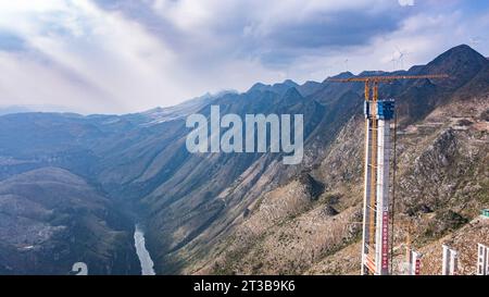 Guanling. 24 octobre 2023. Cette photo aérienne prise le 24 octobre 2023 montre une tour principale du pont du Grand canyon de Huajiang dans la province du Guizhou, dans le sud-ouest de la Chine. La dernière tour principale du pont du grand canyon Huajiang a été achevée mardi dans la province du Guizhou, dans le sud-ouest de la Chine, marquant une étape importante dans la construction du pont le plus haut du monde. Avec une hauteur conçue de 625 mètres entre le pont et la rivière Beipanjiang ci-dessous, le pont du grand canyon Huajiang devrait être le plus haut du monde après son achèvement en 2025. Crédit : Tao Liang/Xinhua/Alamy Live News Banque D'Images