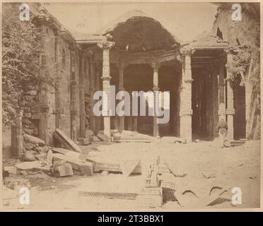 Vue de la salle à piliers avec dôme partiellement effondré, Adhai DIN Ka Jhonpra, Ajmer, Inde Banque D'Images