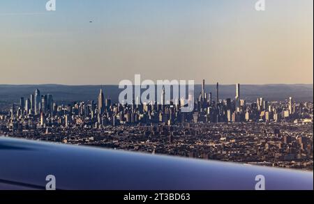 Die Skyline von Manhatten New York, fotografiert aus dem Flugzeug im Landeanflug New York États-Unis *** Manhattan Skyline de New York photographié de l'avion en approche New York États-Unis Copyright : xThomasxKoehlerx crédit : Imago/Alamy Live News Banque D'Images