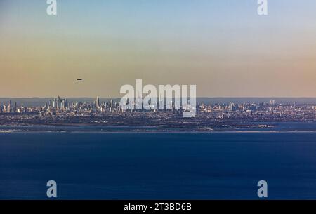 Die Skyline von Manhatten New York, fotografiert aus dem Flugzeug im Landeanflug New York États-Unis *** Manhattan Skyline de New York photographié de l'avion en approche New York États-Unis Copyright : xThomasxKoehlerx crédit : Imago/Alamy Live News Banque D'Images