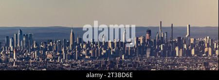 Die Skyline von Manhatten New York, fotografiert aus dem Flugzeug im Landeanflug New York États-Unis *** Manhattan Skyline de New York photographié de l'avion en approche New York États-Unis Copyright : xThomasxKoehlerx crédit : Imago/Alamy Live News Banque D'Images