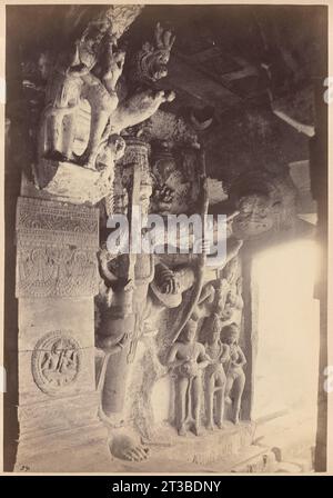 Sculpture de Vishnu comme Trivikrama, dans la grotte III, Badami, district de Bijapur Banque D'Images