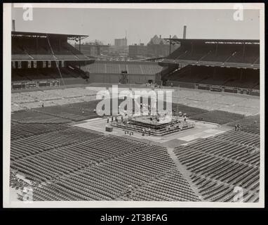 Fight Arena prend forme à la veille de Battle Chicago. La photo montre une vue générale des sièges latéraux à anneau élastique à Comiskey Park où Jim Braddock défendra son titre poids lourd contre Joe Louis demain soir. Banque D'Images