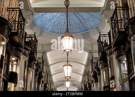 Piccadilly Arcade à Londres, situé entre Jermyn Street et Piccadilly : espace commercial de luxe construit en 1909. Banque D'Images