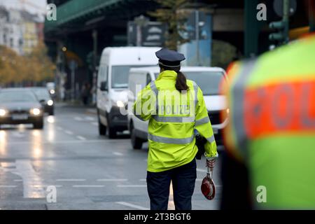 Berlin - Deutschland. Die Polizei führt in der Schönhauser Allee eine Verkehrssonderkontrolle durch. *** 24 10 2023, Berlin, Allemagne. 24 octobre 2023. La police effectue un contrôle spécial de la circulation à Schönhauser Allee crédit : Imago/Alamy Live News Banque D'Images