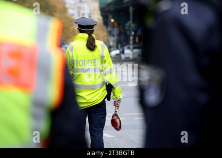 Berlin - Deutschland. Die Polizei führt in der Schönhauser Allee eine Verkehrssonderkontrolle durch. *** 24 10 2023, Berlin, Allemagne. 24 octobre 2023. La police effectue un contrôle spécial de la circulation à Schönhauser Allee crédit : Imago/Alamy Live News Banque D'Images