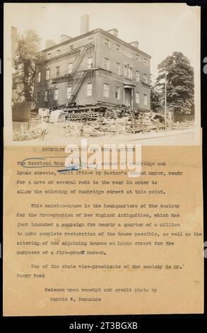 La maison Harrison Gray Otis, à l'angle des rues Cambridge et Lynde, construite en 1795-6 par le deuxième maire de Boston, prête à déplacer plusieurs tiges à l'arrière afin de permettre l'élargissement de Cambridge Street à ce point. Ce manoir est le siège de la Society for the Preservation of New England Antiquities, qui vient de lancer une campagne de près d’un quart de million pour rendre possible la restauration complète de la maison, ainsi que la modification de deux maisons adjacentes sur la rue Lynde aux fins d’un musée ignifuge. L'un des vice-présidents d'État de la société est M. Banque D'Images
