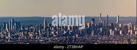 New York, Vereinigte Staaten. 23 octobre 2023. La Skyline de Manhattan New York, photographiée depuis un avion sur Approach Credit : dpa/Alamy Live News Banque D'Images