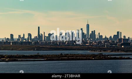 New York, Vereinigte Staaten. 23 octobre 2023. La Skyline de Manhattan New York, photographiée depuis un avion sur Approach Credit : dpa/Alamy Live News Banque D'Images