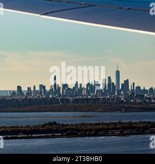 New York, Vereinigte Staaten. 23 octobre 2023. La Skyline de Manhattan New York, photographiée depuis un avion sur Approach Credit : dpa/Alamy Live News Banque D'Images