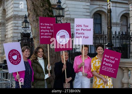 Londres, Royaume-Uni. 24 octobre 2023. Une manifestation devant Downing Street contre la TVA sur Period Pants Credit : Richard Lincoln/Alamy Live News Banque D'Images