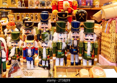 Beaucoup de jouets et de cadeaux de Noël sur le comptoir du marché à Noël à Salzbourg. Banque D'Images