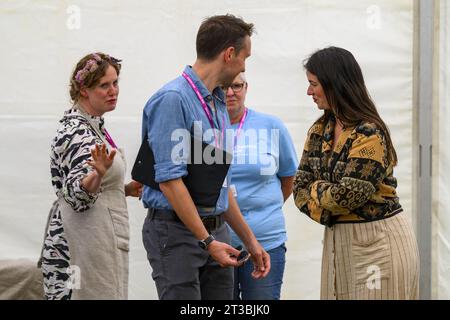 Frances Tophill, présentatrice de Gardeners World, discute avec l'équipe de télévision et fleuriste avant le tournage - RHS Flower Show Tatton Park 2023, Cheshire, Angleterre, Royaume-Uni. Banque D'Images