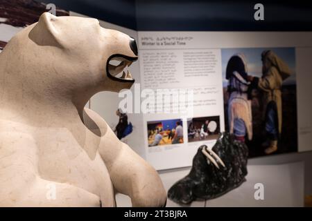 Canada, Nunavut, île King William, Gjoa Haven. Nattlik Heritage Centre, intérieur. Exposition de musée avec ours sculpté. Banque D'Images