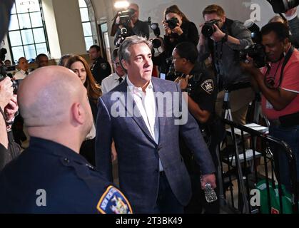 L’ancien avocat de Donald Trump Michael Cohen entre dans la salle d’audience de la Cour suprême de l’État le mardi 24 octobre 2023 à New York. C’est la quatrième semaine du procès pour fraude civile contre le .ex-président des États-Unis Donald Trump. L’affaire portée en septembre dernier par le procureur général de New York Letitia James, accuse Trump, ses fils aînés et son entreprise familiale consistant à gonfler la valeur nette de Trump de plus de 2 milliards de dollars en surévaluant son portefeuille immobilier. Photo Louis Lanzano/UPI Banque D'Images