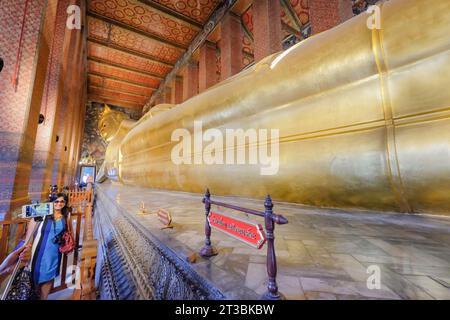 Visite touristique bouddha d'or dans le célèbre temple en Asie. Wat Pho à Bangkok, Thaïlande Banque D'Images