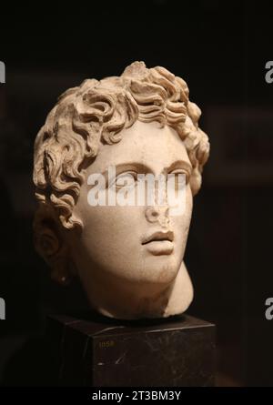 Tête de héros style d'Alexandre le Grand (356 BC-323 BC). Empire romain. 2e siècle. Marble.l'image humaine : art, identités et symbolisme. Exposition o Banque D'Images