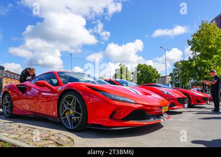 Liepaja, Lettonie- 20 juillet 2023 : événement européen des propriétaires de voitures Ferrari et salon automobile public, Ferrari F8 Tributo en premier plan Banque D'Images